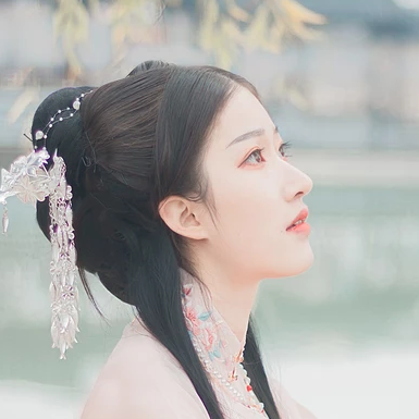 粉衣帶團(tuán)扇女生頭像，淡雅唯美古風(fēng)真人頭像