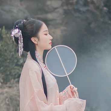 粉衣帶團(tuán)扇女生頭像，淡雅唯美古風(fēng)真人頭像