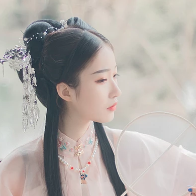 粉衣帶團(tuán)扇女生頭像，淡雅唯美古風(fēng)真人頭像