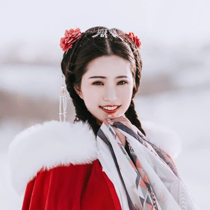 風(fēng)雪中紅披風(fēng)女生頭像，唯美古風(fēng)真人頭像