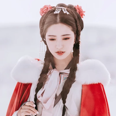 風(fēng)雪中紅披風(fēng)女生頭像，唯美古風(fēng)真人頭像