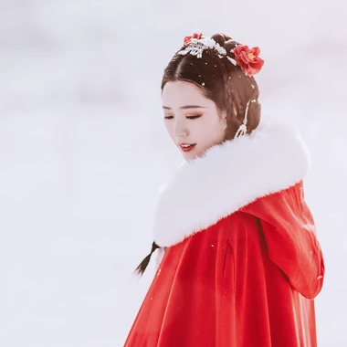 風(fēng)雪中紅披風(fēng)女生頭像，唯美古風(fēng)真人頭像
