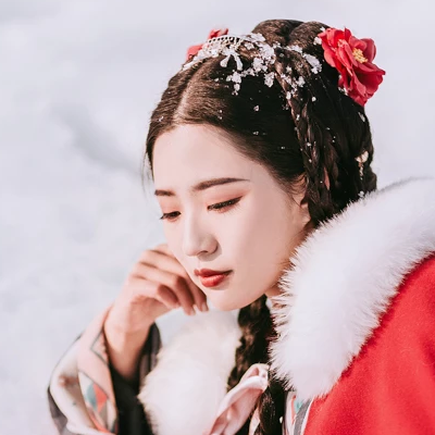 風(fēng)雪中紅披風(fēng)女生頭像，唯美古風(fēng)真人頭像