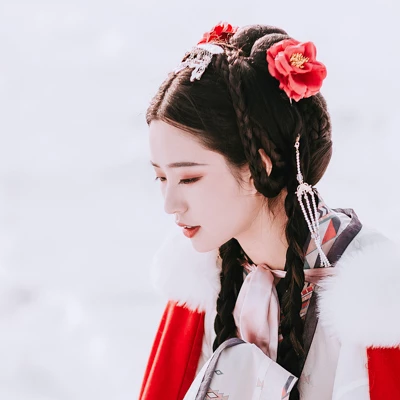 風(fēng)雪中紅披風(fēng)女生頭像，唯美古風(fēng)真人頭像