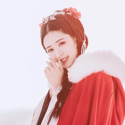 風(fēng)雪中紅披風(fēng)女生頭像，唯美古風(fēng)真人頭像