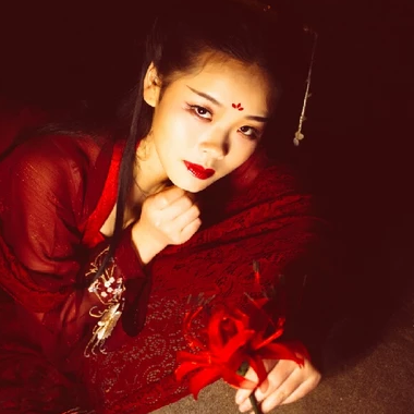 夜晚彼岸花紅衣女生頭像，唯美古風(fēng)真人頭像