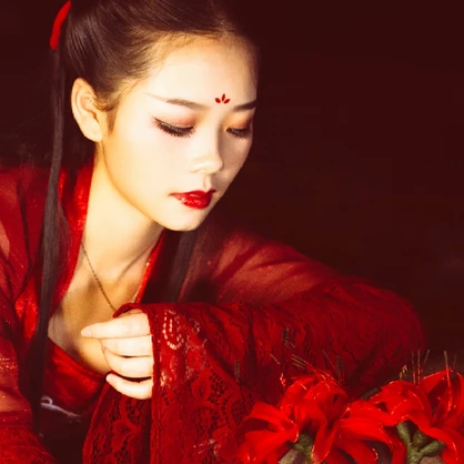 夜晚彼岸花紅衣女生頭像，唯美古風(fēng)真人頭像