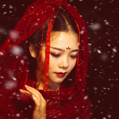 夜晚彼岸花紅衣女生頭像，唯美古風(fēng)真人頭像