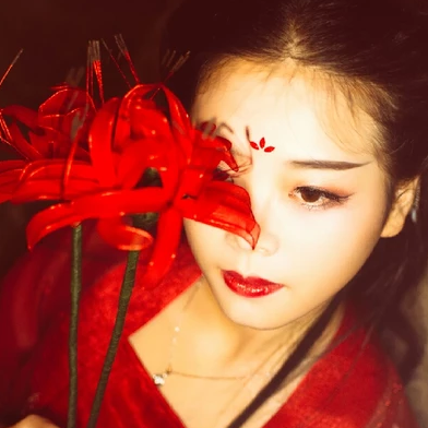 夜晚彼岸花紅衣女生頭像，唯美古風(fēng)真人頭像