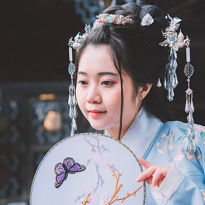 文藝藍衣帶團扇女生頭像，唯美古風真人頭像