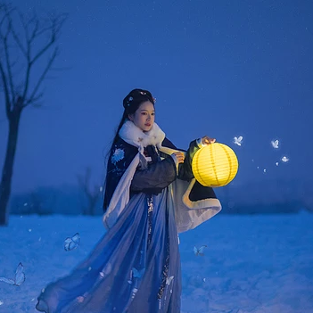 月夜下提燈女生頭像，唯美古風(fēng)真人頭像