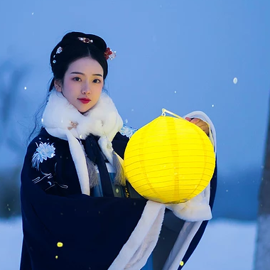 月夜下提燈女生頭像，唯美古風(fēng)真人頭像