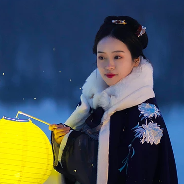 月夜下提燈女生頭像，唯美古風(fēng)真人頭像