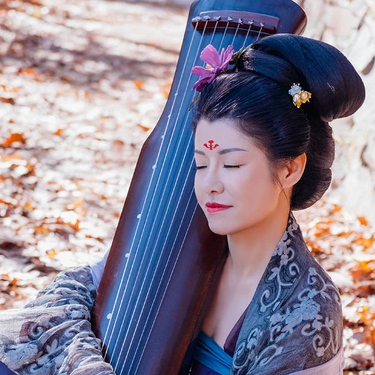 波光秋色帶古琴女生頭像，唯美古風(fēng)真人頭像