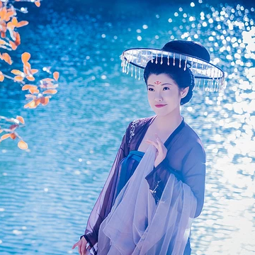 波光秋色帶古琴女生頭像，唯美古風(fēng)真人頭像