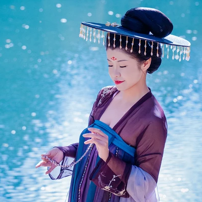 波光秋色帶古琴女生頭像，唯美古風(fēng)真人頭像