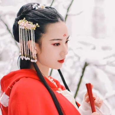 寒雪紅披風(fēng)女生頭像，唯美古風(fēng)真人頭像