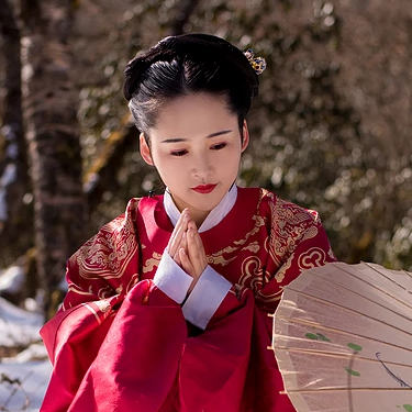 古典紅衣帶傘女生頭像，唯美古風(fēng)真人頭像