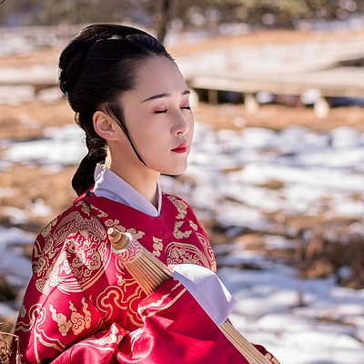 古典紅衣帶傘女生頭像，唯美古風(fēng)真人頭像