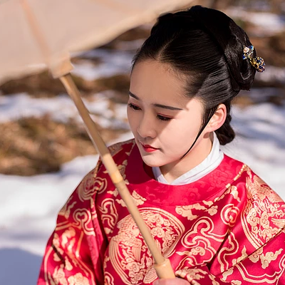 古典紅衣帶傘女生頭像，唯美古風(fēng)真人頭像