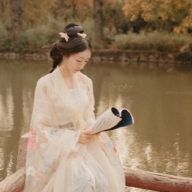 秋葉帶團(tuán)扇文藝女生頭像，唯美古風(fēng)真人頭像
