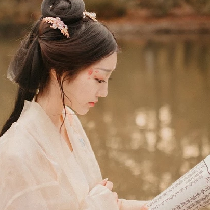 秋葉帶團(tuán)扇文藝女生頭像，唯美古風(fēng)真人頭像