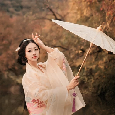 秋葉帶團(tuán)扇文藝女生頭像，唯美古風(fēng)真人頭像