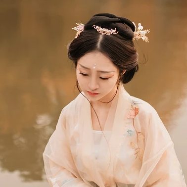 秋葉帶團(tuán)扇文藝女生頭像，唯美古風(fēng)真人頭像
