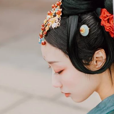 紅妝典雅帶傘團(tuán)扇女生頭像，唯美古風(fēng)真人頭像