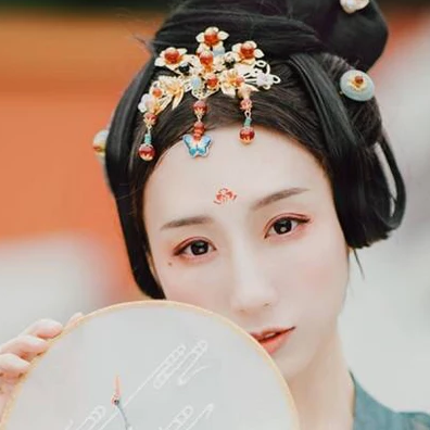 紅妝典雅帶傘團(tuán)扇女生頭像，唯美古風(fēng)真人頭像