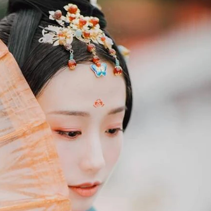 紅妝典雅帶傘團(tuán)扇女生頭像，唯美古風(fēng)真人頭像