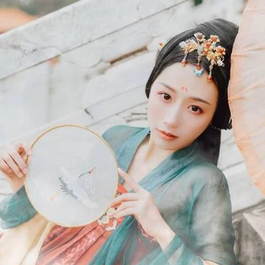 紅妝典雅帶傘團(tuán)扇女生頭像，唯美古風(fēng)真人頭像