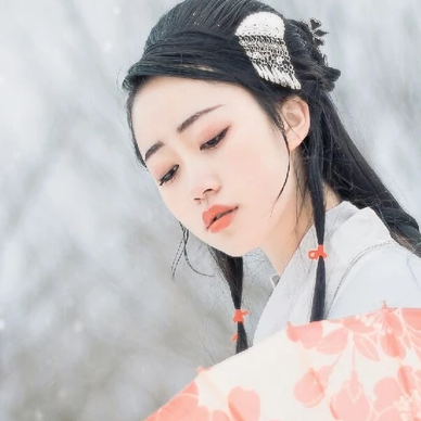 白衣素雪帶傘女生頭像，唯美古風(fēng)真人頭像