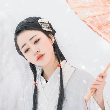 白衣素雪帶傘女生頭像，唯美古風(fēng)真人頭像