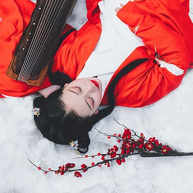 紅梅白雪彈琴女生頭像，唯美古風(fēng)真人頭像
