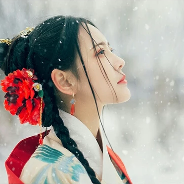 冷艷紅衣白雪女生頭像，唯美古風(fēng)真人頭像