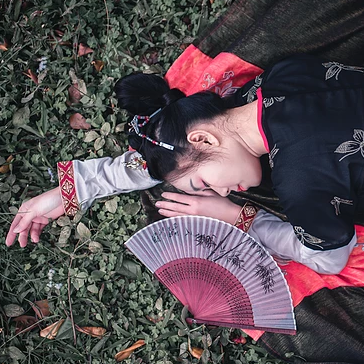 山茶花帶折扇女生頭像，唯美古風(fēng)真人頭像