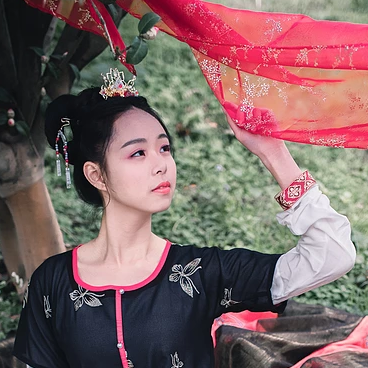 山茶花帶折扇女生頭像，唯美古風(fēng)真人頭像