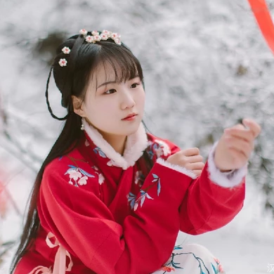 冰雪天地紅衣女生頭像，唯美古風(fēng)真人頭像