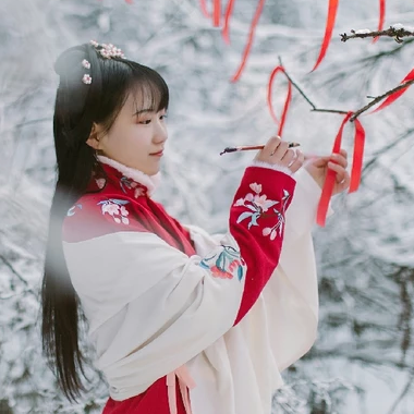 冰雪天地紅衣女生頭像，唯美古風(fēng)真人頭像