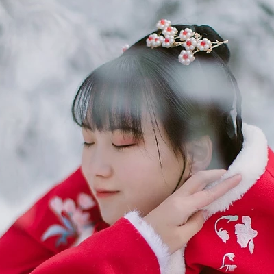 冰雪天地紅衣女生頭像，唯美古風(fēng)真人頭像