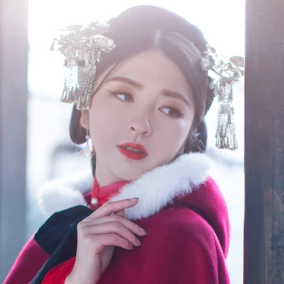 紅衣白雪女生頭像，唯美古風(fēng)真人頭像