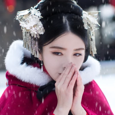 紅衣白雪女生頭像，唯美古風(fēng)真人頭像