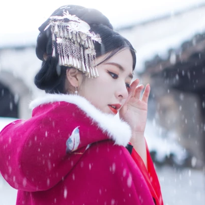 紅衣白雪女生頭像，唯美古風(fēng)真人頭像