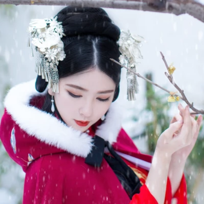 紅衣白雪女生頭像，唯美古風(fēng)真人頭像