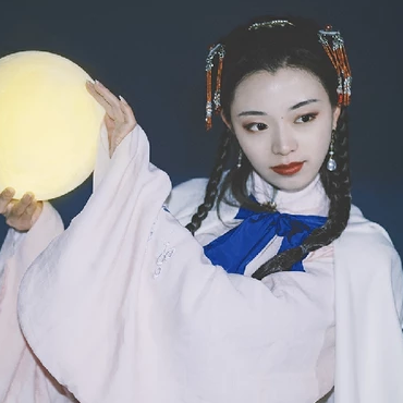 月色下拿燈女生頭像，唯美古風(fēng)真人頭像