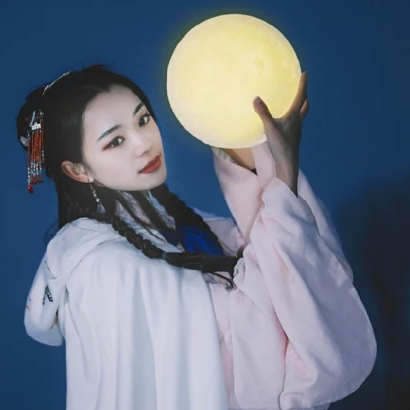 月色下拿燈女生頭像，唯美古風(fēng)真人頭像