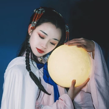 月色下拿燈女生頭像，唯美古風(fēng)真人頭像