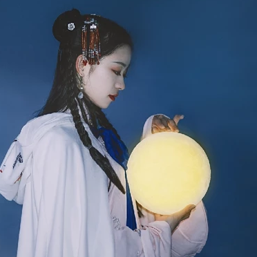 月色下拿燈女生頭像，唯美古風(fēng)真人頭像