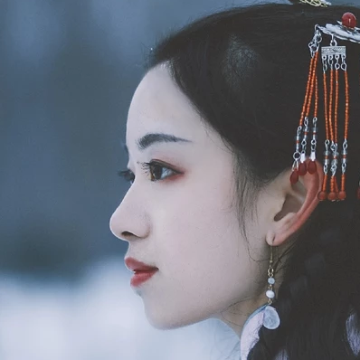 月色下拿燈女生頭像，唯美古風(fēng)真人頭像